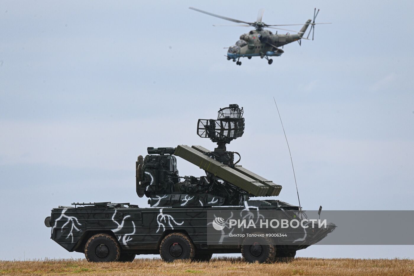 Отработка взлета и посадки военной авиации Белоруссии на шоссе в рамках учений "Запад-2025"