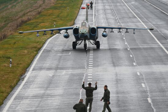 Отработка взлета и посадки военной авиации Белоруссии на шоссе в рамках учений "Запад-2025"