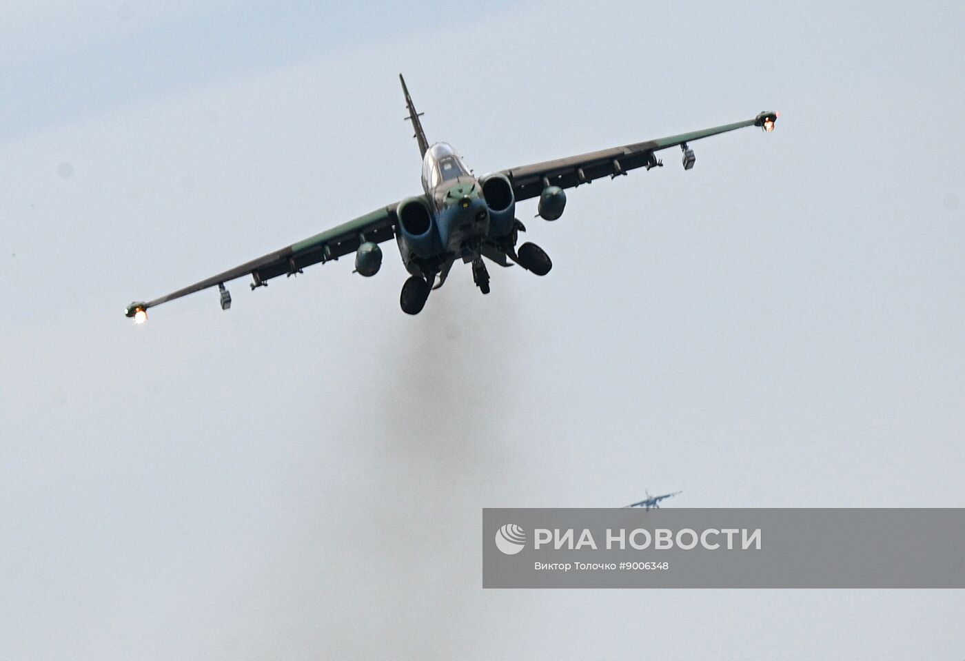 Отработка взлета и посадки военной авиации Белоруссии на шоссе в рамках учений "Запад-2025"