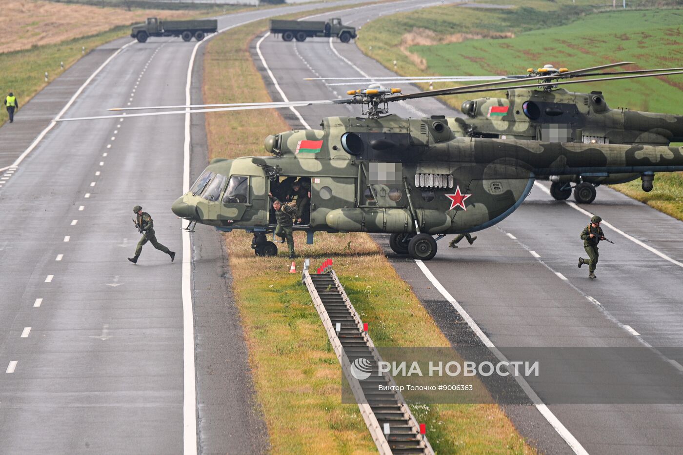 Отработка взлета и посадки военной авиации Белоруссии на шоссе в рамках учений "Запад-2025"