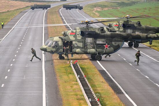 Отработка взлета и посадки военной авиации Белоруссии на шоссе в рамках учений "Запад-2025"