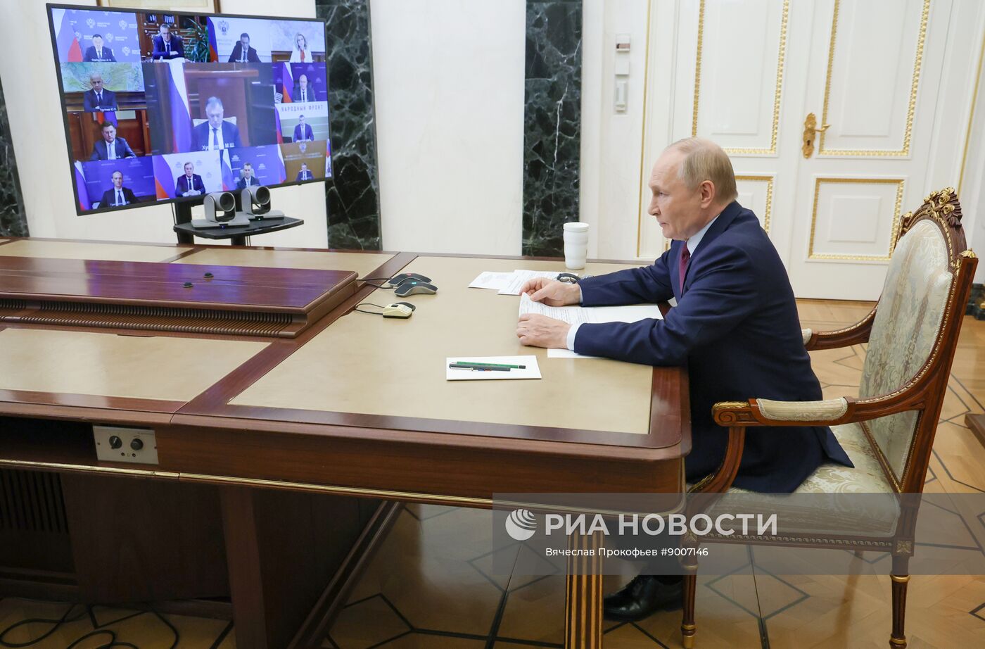 Президент Владимир Путин провел по видеосвязи совещание с правительством