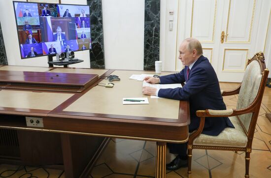 Президент Владимир Путин провел по видеосвязи совещание с правительством