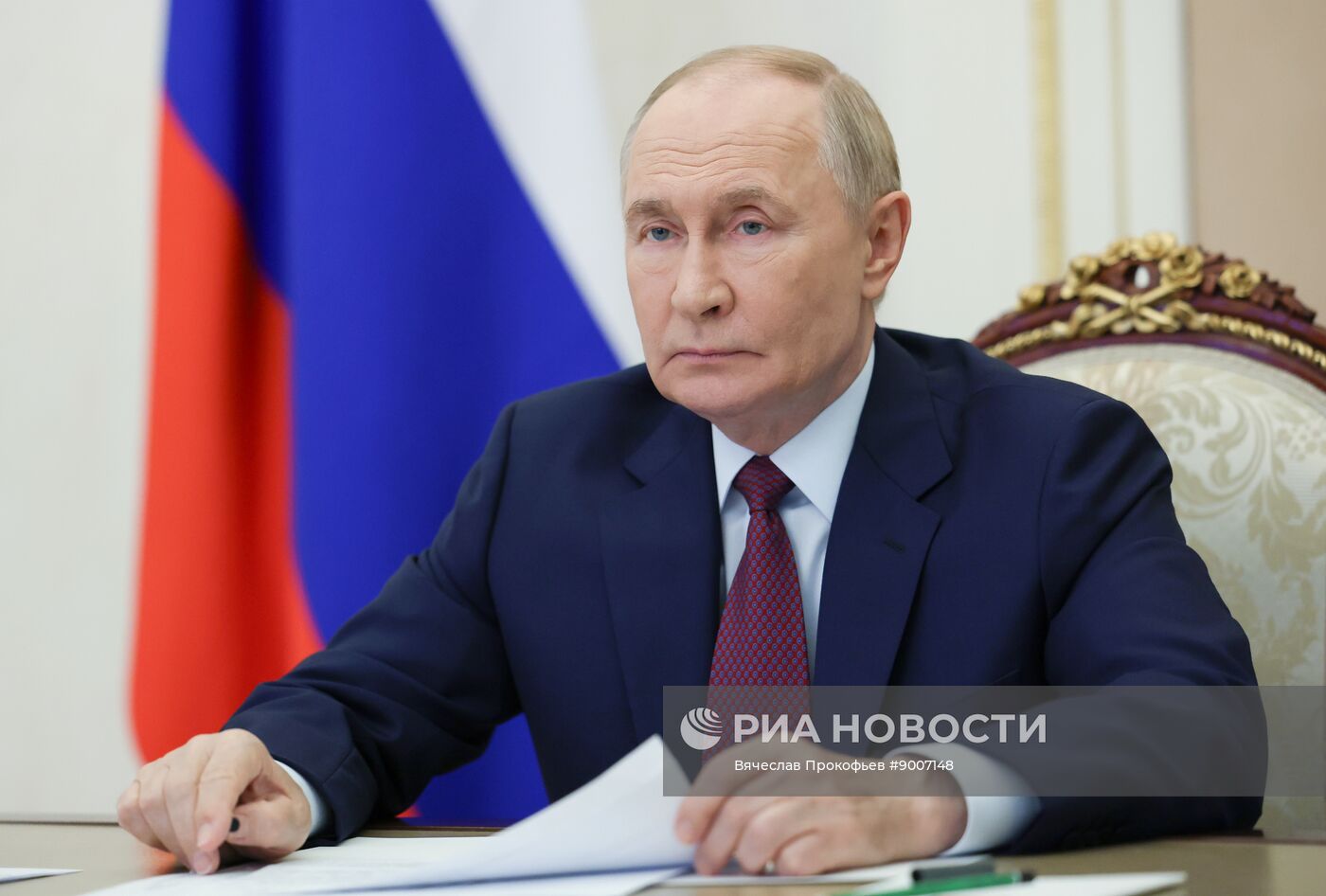 Президент Владимир Путин провел по видеосвязи совещание с правительством