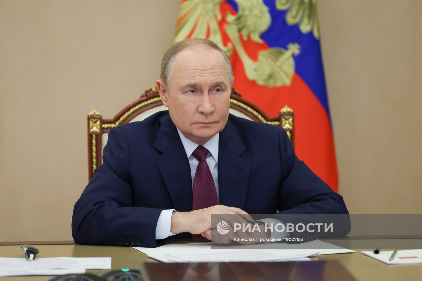 Президент Владимир Путин провел по видеосвязи совещание с правительством