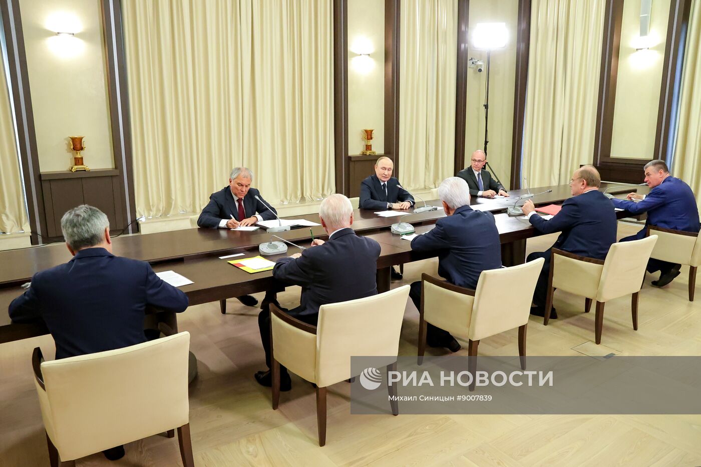 Президент Владимир Путин провел встречу с руководителями фракций политических партий в Госдуме РФ