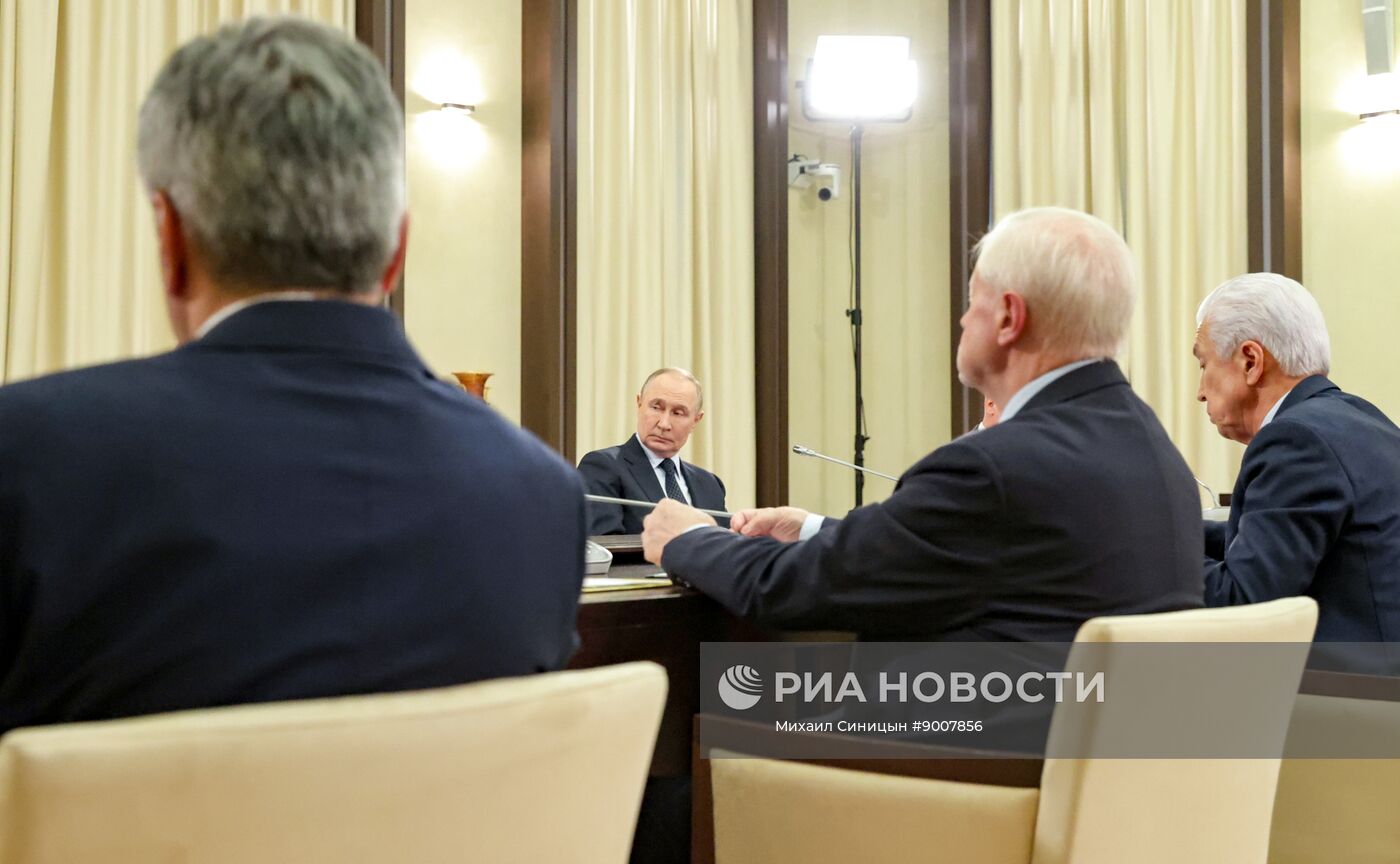 Президент Владимир Путин провел встречу с руководителями фракций политических партий в Госдуме РФ