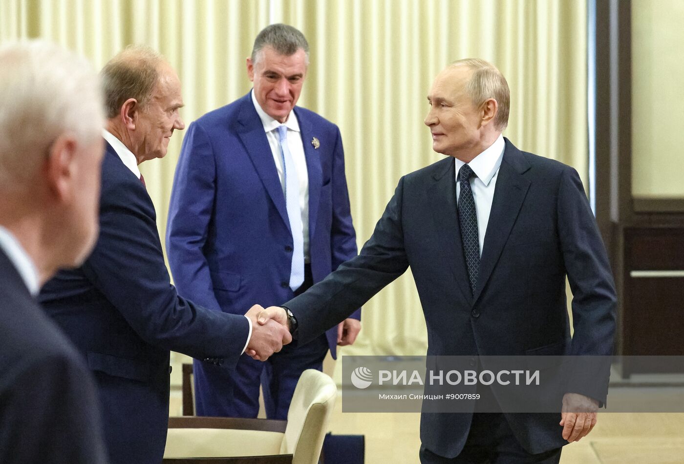 Президент Владимир Путин провел встречу с руководителями фракций политических партий в Госдуме РФ