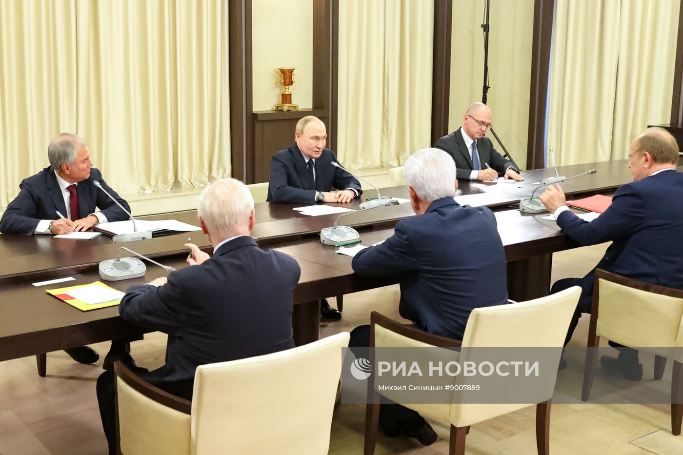 Президент Владимир Путин провел встречу с руководителями фракций политических партий в Госдуме РФ