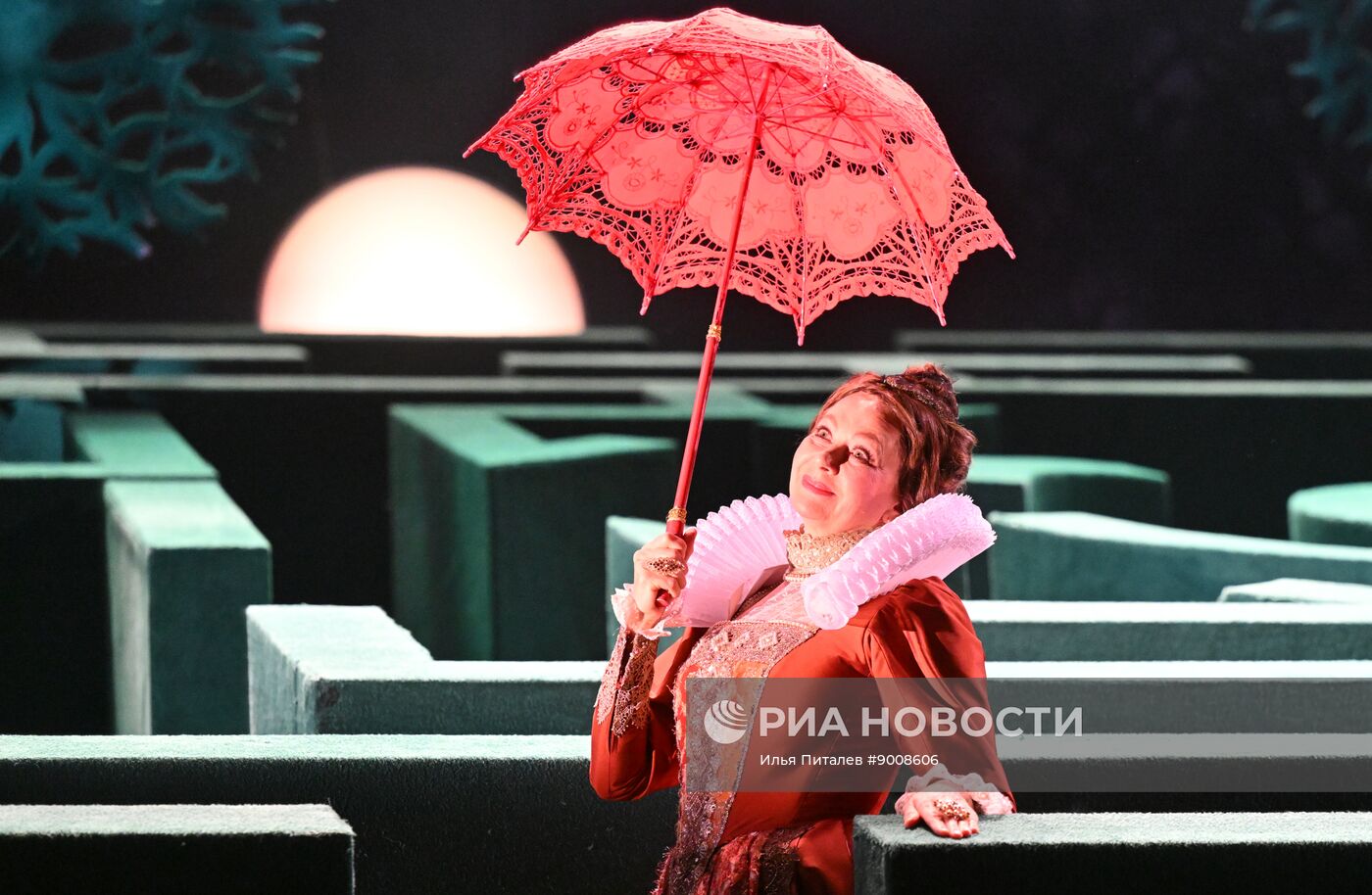 Спектакль "Весьма остроумная и превеселая комедия о виндзорских женушках" в Малом театре