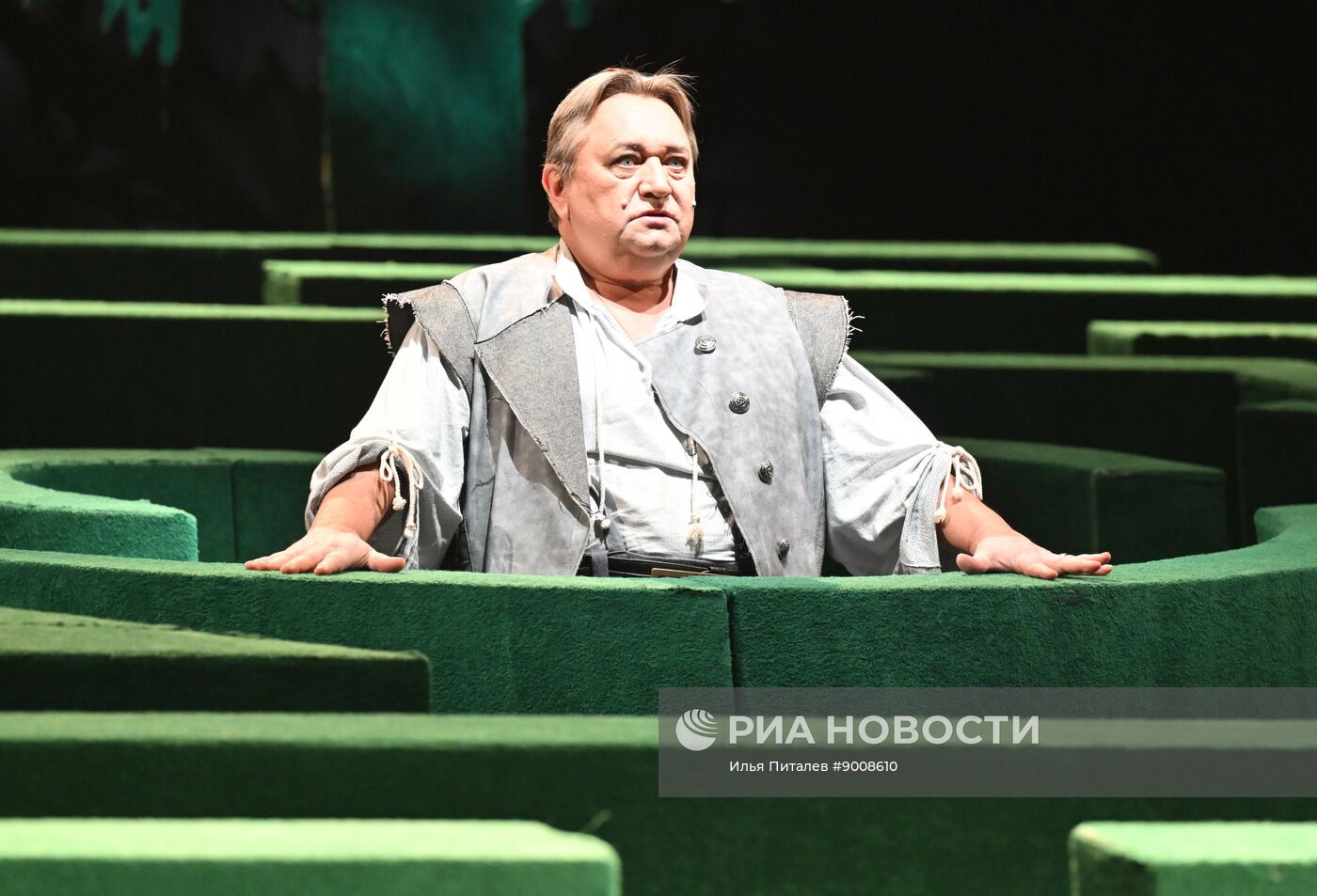 Спектакль "Весьма остроумная и превеселая комедия о виндзорских женушках" в Малом театре