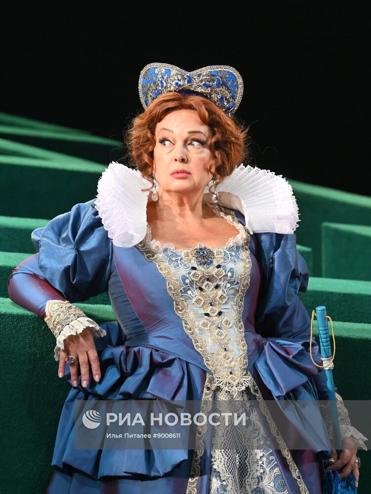 Спектакль "Весьма остроумная и превеселая комедия о виндзорских женушках" в Малом театре