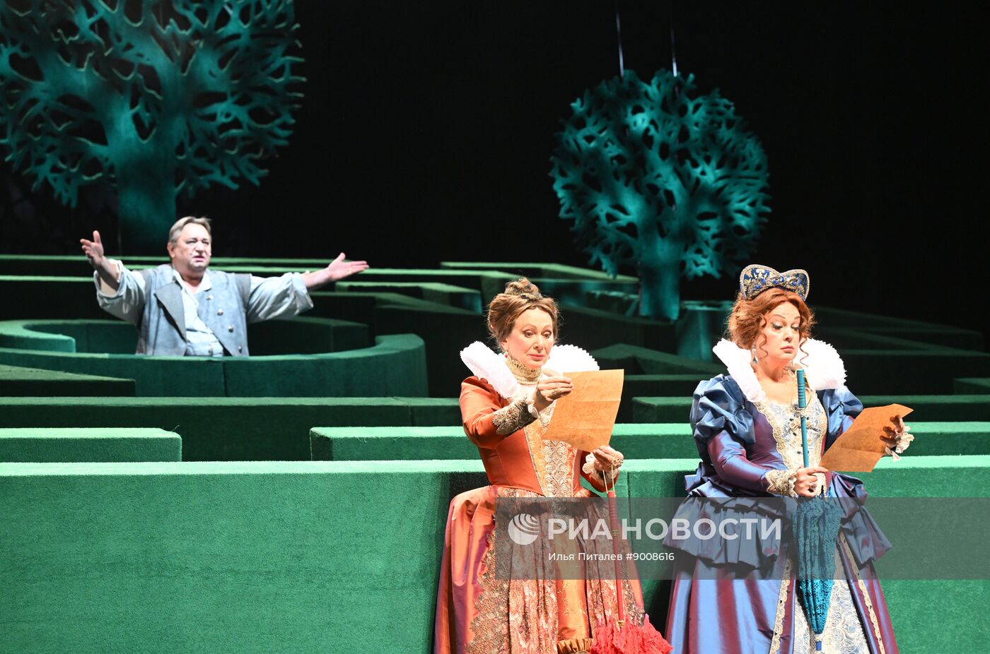 Спектакль "Весьма остроумная и превеселая комедия о виндзорских женушках" в Малом театре