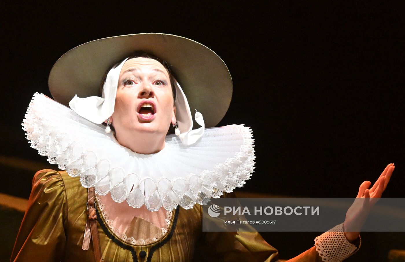 Спектакль "Весьма остроумная и превеселая комедия о виндзорских женушках" в Малом театре