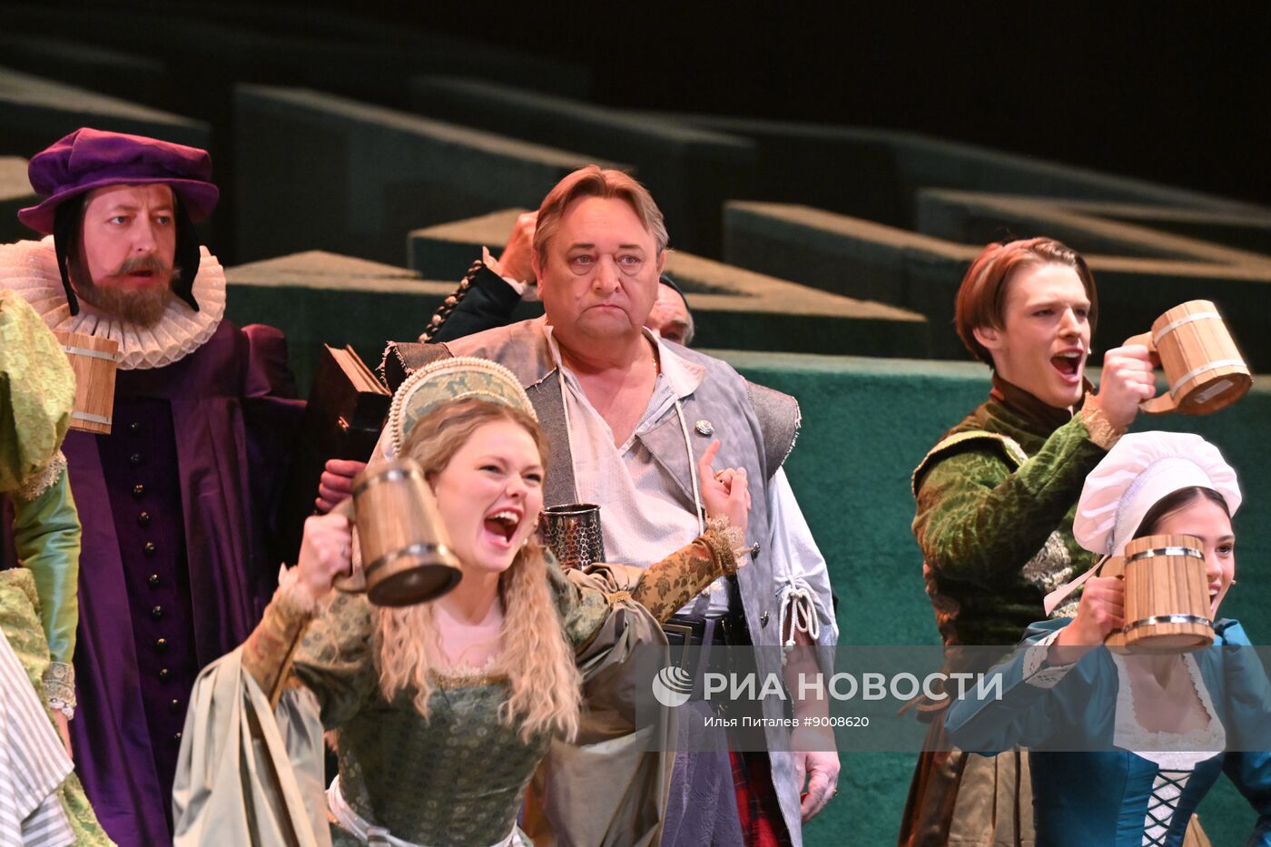 Спектакль "Весьма остроумная и превеселая комедия о виндзорских женушках" в Малом театре