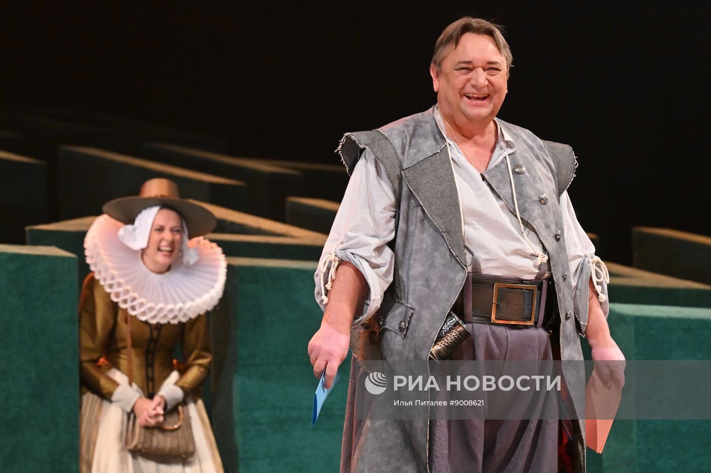 Спектакль "Весьма остроумная и превеселая комедия о виндзорских женушках" в Малом театре