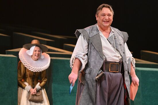 Спектакль "Весьма остроумная и превеселая комедия о виндзорских женушках" в Малом театре