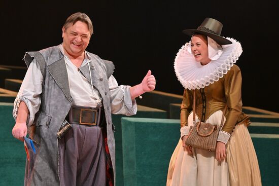 Спектакль "Весьма остроумная и превеселая комедия о виндзорских женушках" в Малом театре