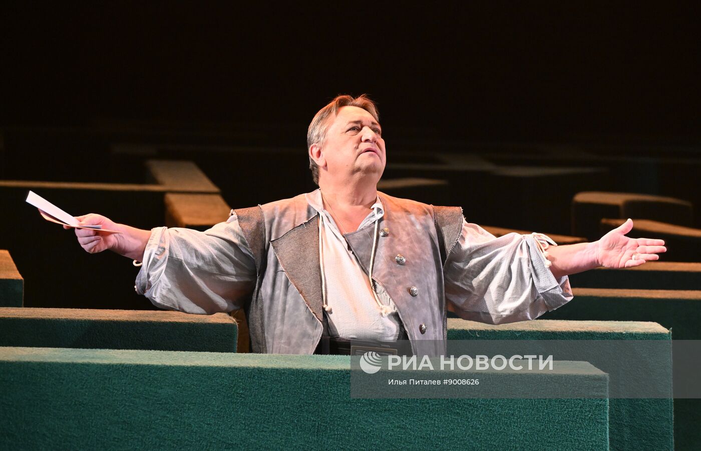 Спектакль "Весьма остроумная и превеселая комедия о виндзорских женушках" в Малом театре