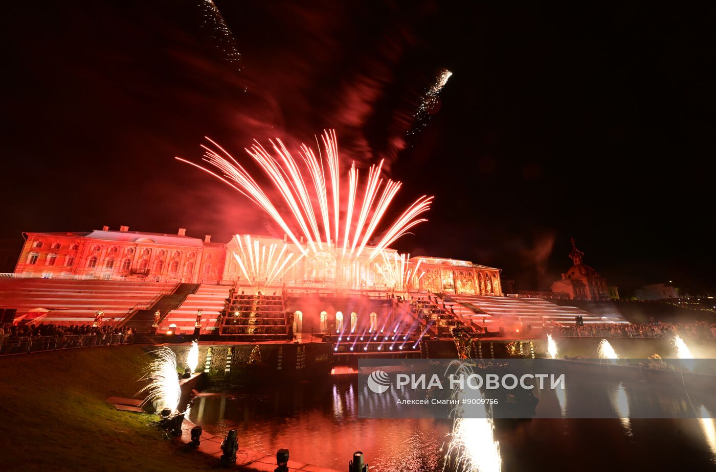 Осенний фестиваль фонтанов "Петергоф. Возрождение"