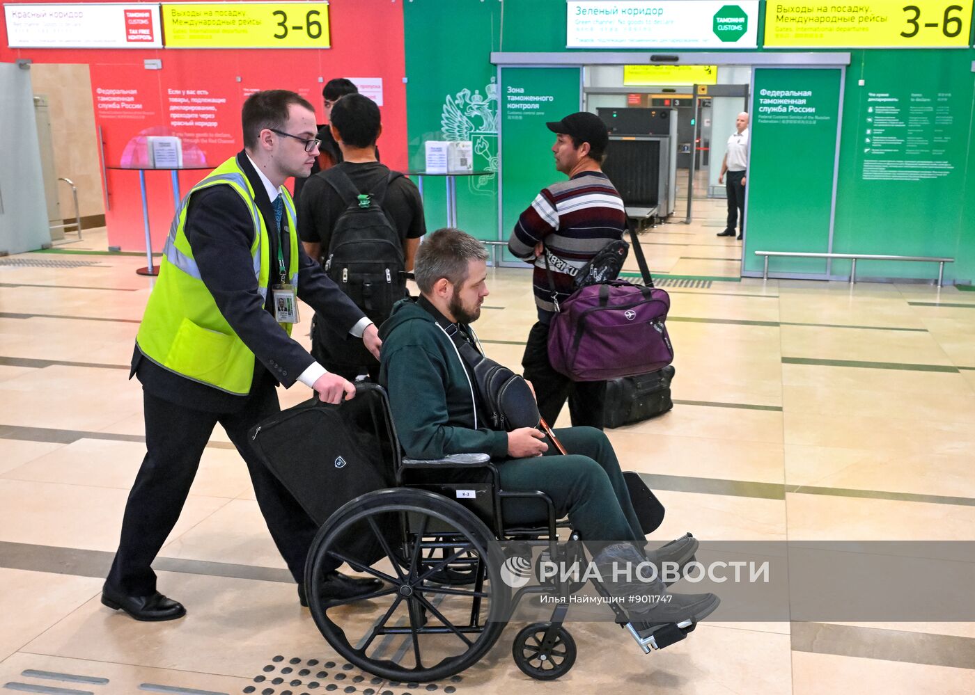 Работа международного аэропорта Красноярск