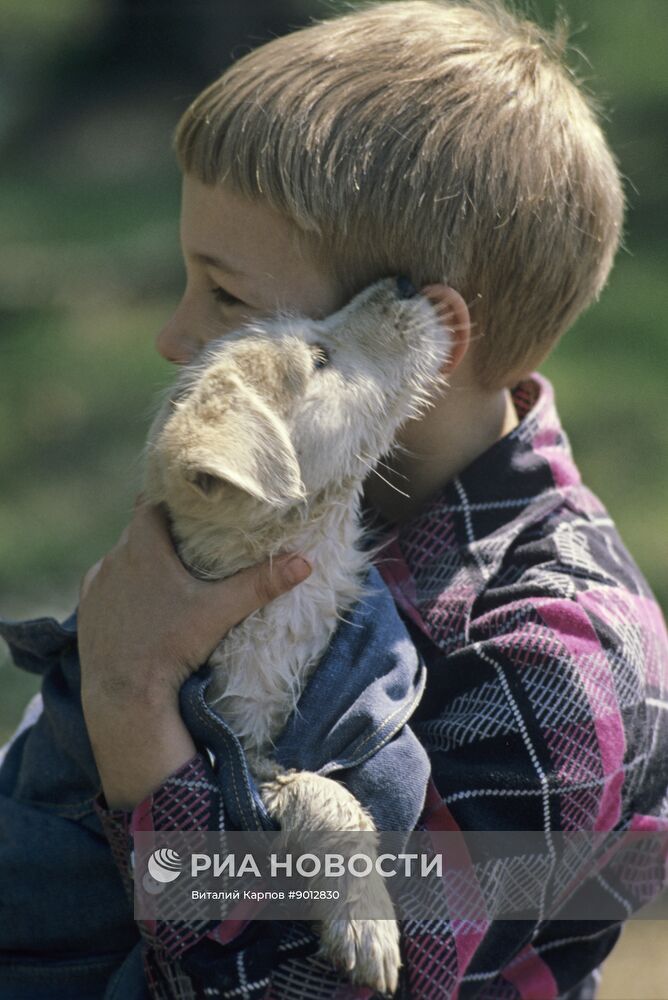Толя Мелихов со своим другом дворняжкой по кличке Тиби