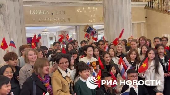 Поклонники Дык Фука общаются с артистом перед его отъездом из Москвы