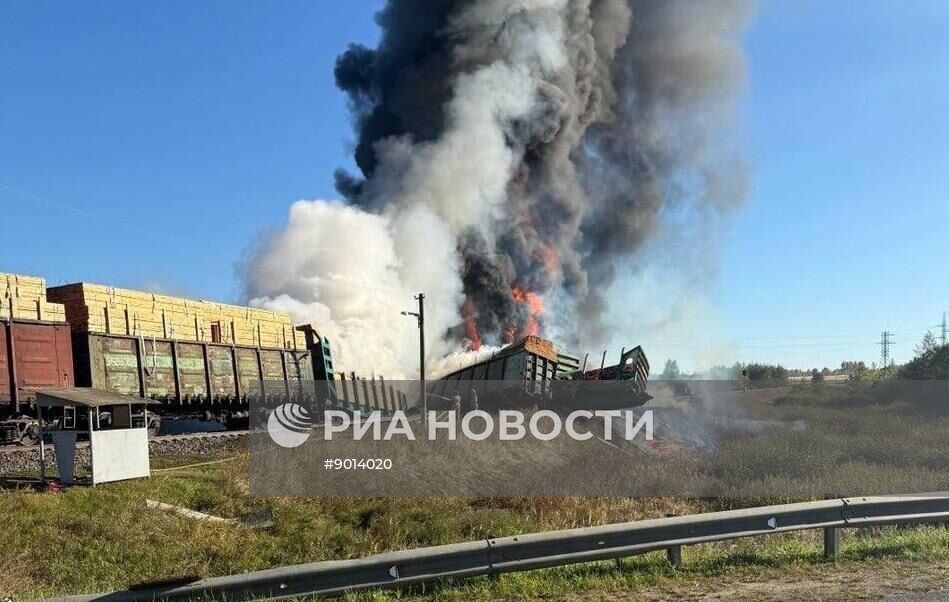 Поезд столкнулся с грузовиком в Смоленской области