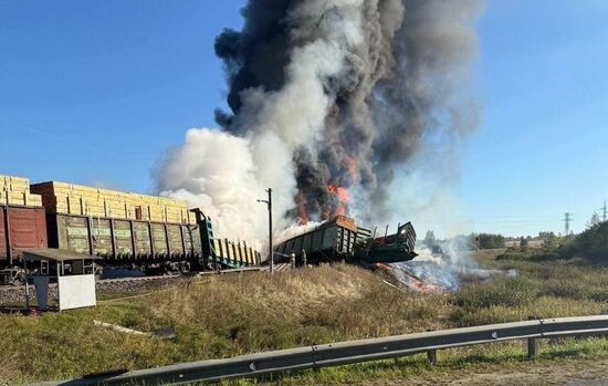 Поезд столкнулся  с грузовиком в Смоленской области