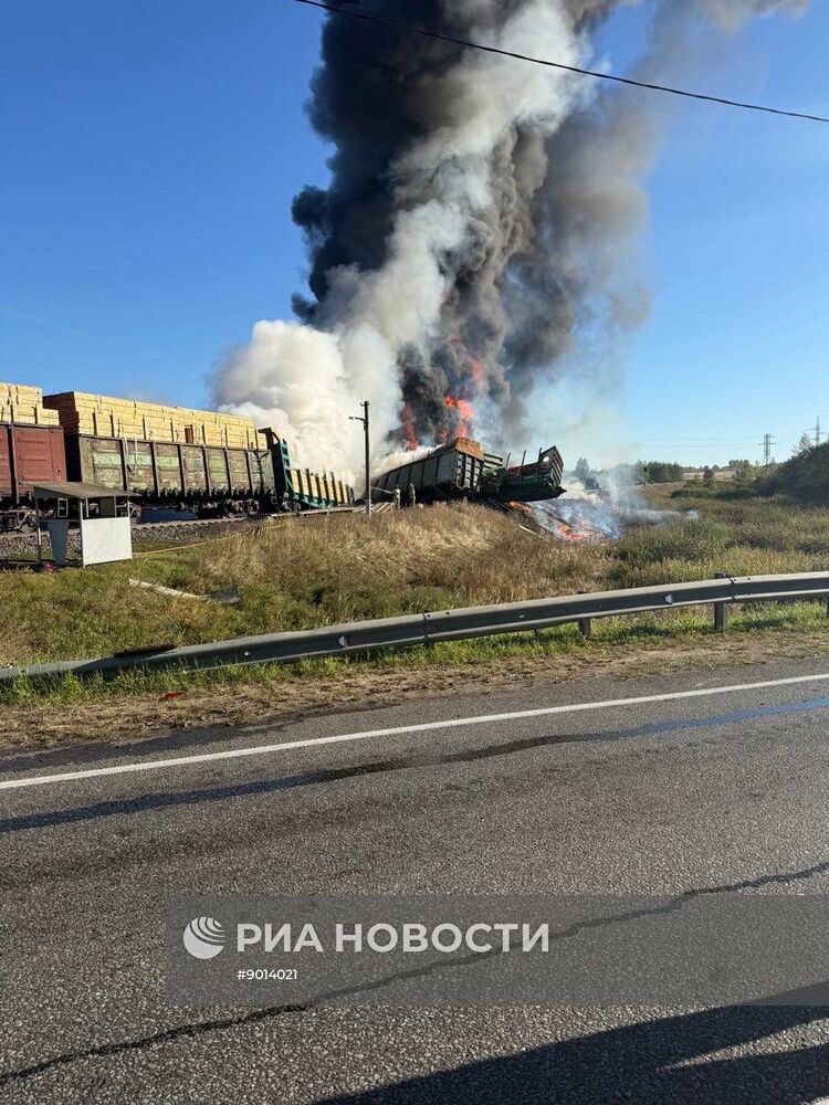 Поезд столкнулся  с грузовиком в Смоленской области