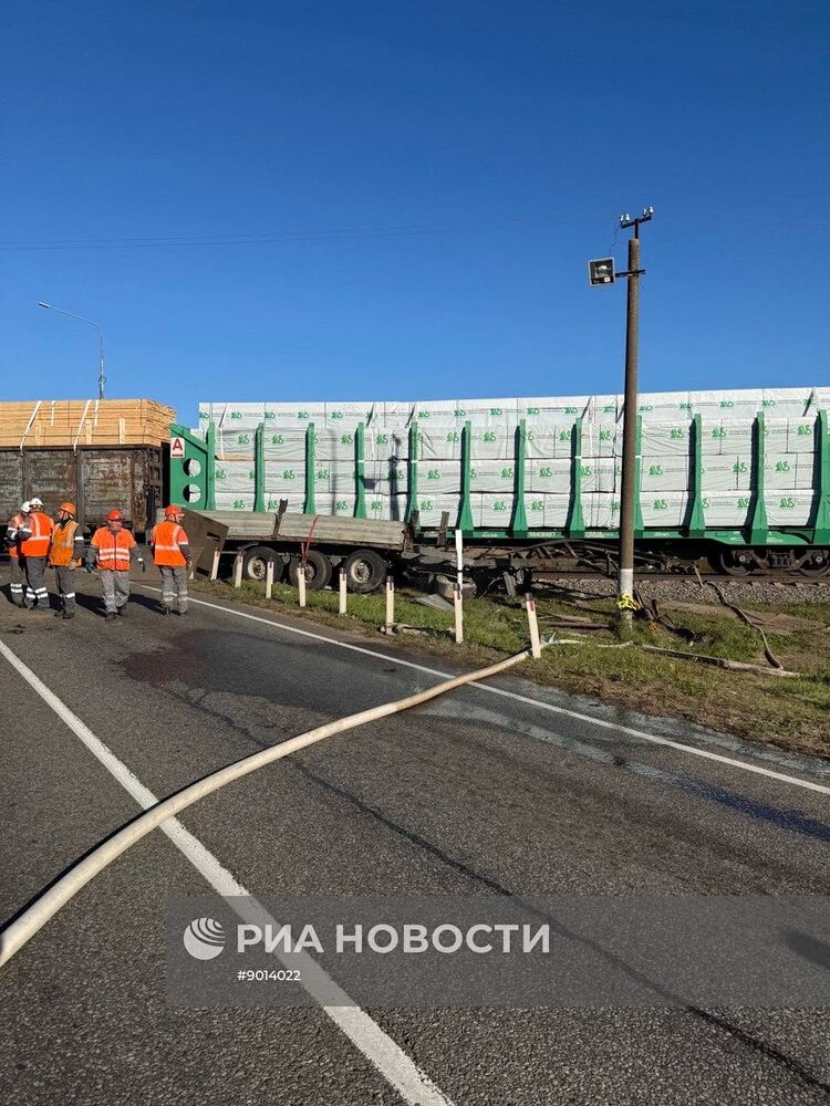 Поезд столкнулся с грузовиком в Смоленской области