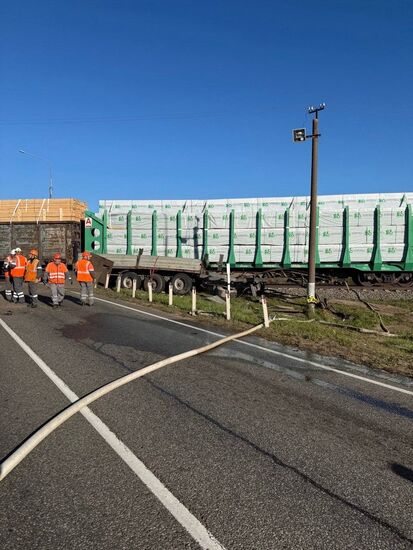 Поезд столкнулся  с грузовиком в Смоленской области