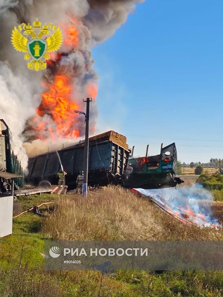 Поезд столкнулся с грузовиком в Смоленской области