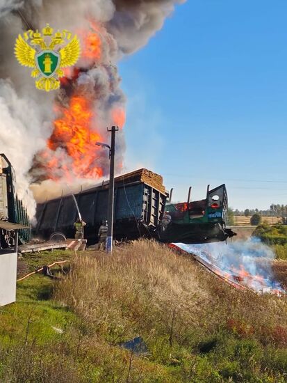 Поезд столкнулся  с грузовиком в Смоленской области
