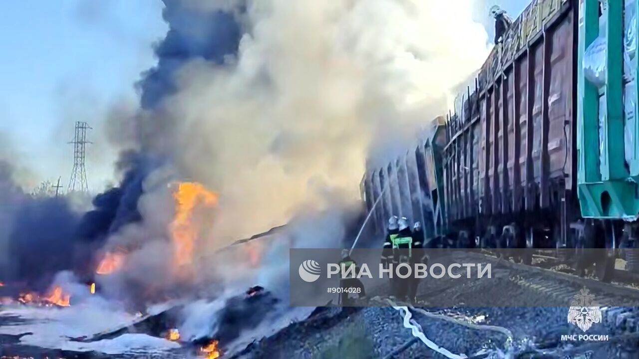 Поезд столкнулся с грузовиком в Смоленской области