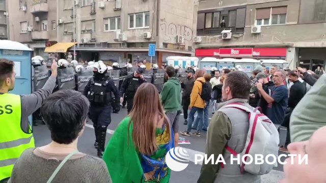 Оттеснение митингующих полицией в центре Белграда