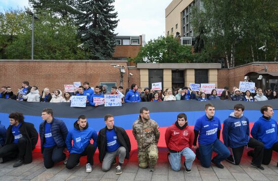 Акция у посольств недружественных государств, посвященная Дню воссоединения с новыми регионами