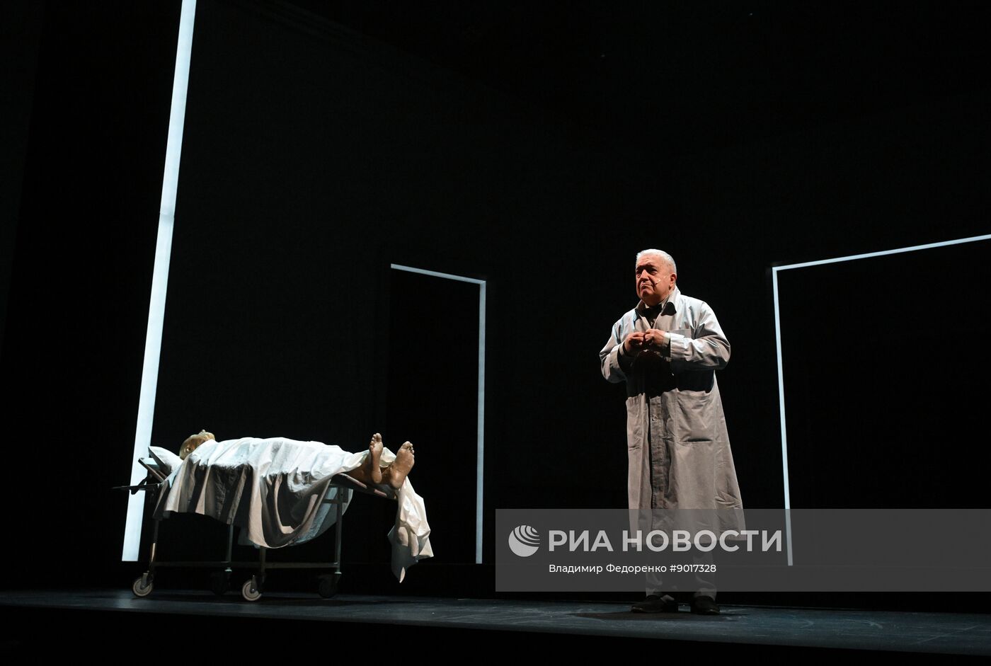 Спектакль "Скучная история" в театре Маяковского