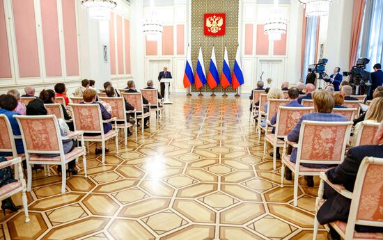 Премьер-министр РФ Михаил Мишустин вручил премии правительства РФ в области образования