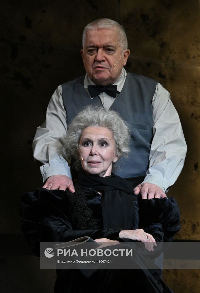 Спектакль "Скучная история" в театре Маяковского