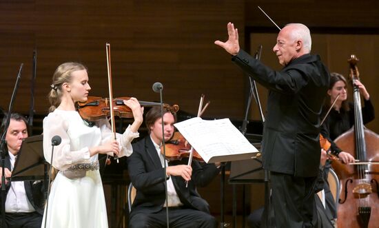 Международный фестиваль "Москва встречает друзей"