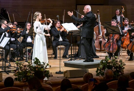 Международный фестиваль "Москва встречает друзей"