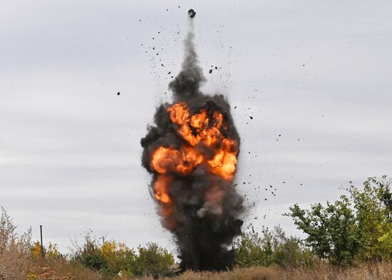 Разминирование освобожденных территорий ДНР саперами группировки войск "Центр"