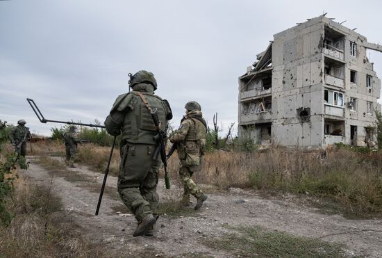 Разминирование освобожденных территорий ДНР саперами группировки войск "Центр"