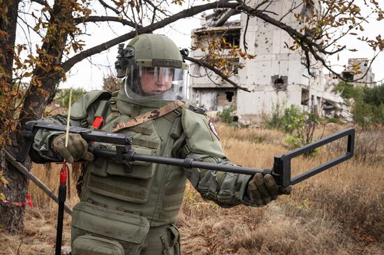 Разминирование освобожденных территорий ДНР саперами группировки войск "Центр"