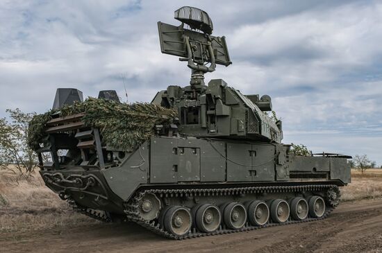 Боевое дежурство экипажа ЗРК "Тор-М2" в зоне СВО