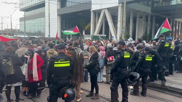 Около сотни человек протестуют у МИД Нидерландов в Гааге с требованием отпустить активистов задержанного Израилем нидерландского судна