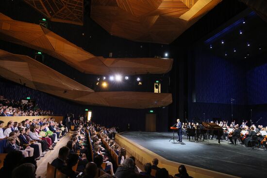 Открытие нового концертного центра в Сириусе