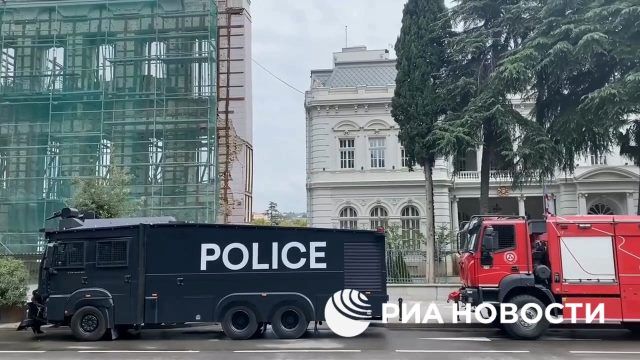 Спокойная обстановка в центре Тбилиси после беспорядков накануне