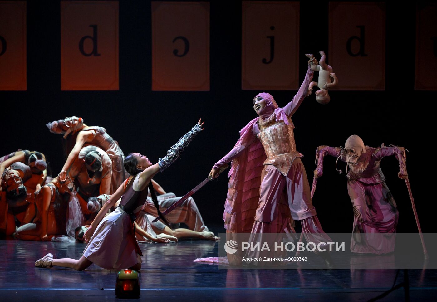 Открытие международного театрального фестиваля "Балтийский дом" в Санкт-Петербурге